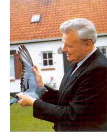 諾曼．諾伯特手持1984年利蒙治全國冠軍鴿